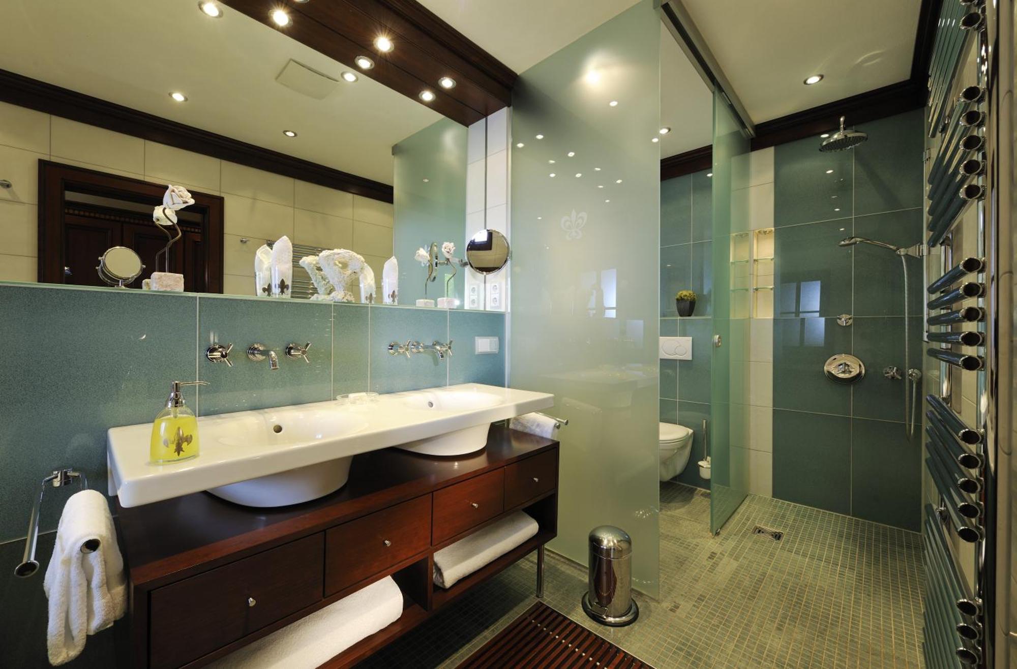 Deluxe One-Bedroom Suite